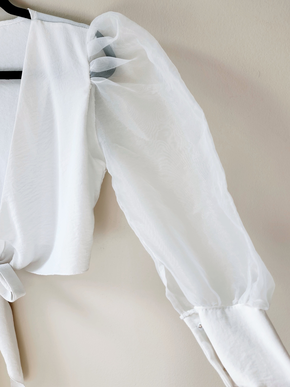 PrettyLittleThing White Sheer Puff Sleeve Tie-Front Crop Blouse - Picture 4 of 9
